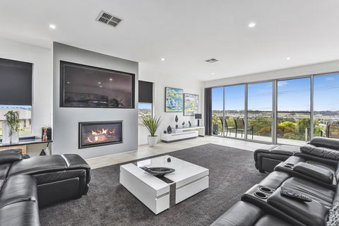 CONROE EXECUTIVE TOWNHOUSE - MODERN & STYLISH - Surfers Gold Coast 0