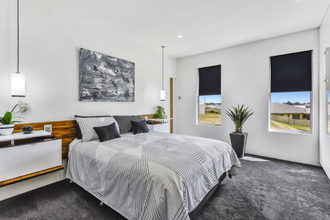 CONROE EXECUTIVE TOWNHOUSE - MODERN & STYLISH - Surfers Gold Coast 3