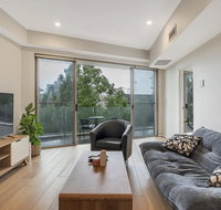 Convenient Apartment - 1 Min Walk To Train - Surfers Gold Coast