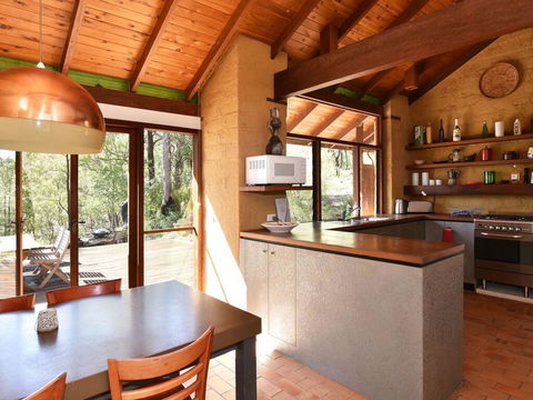 Corymbia Cottage - Unique, Quirky, Private, A Guest Favourite - Surfers Gold Coast 2