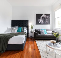 Cosy nook in inner-city Victorian mansion - Surfers Gold Coast