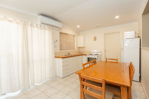 Cottage 20 - 3 Bedroom - Lake Hume Resort - Surfers Gold Coast 3