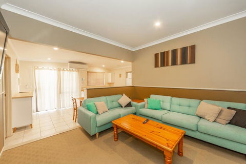 Cottage 20 - 3 Bedroom - Lake Hume Resort - Surfers Gold Coast 2