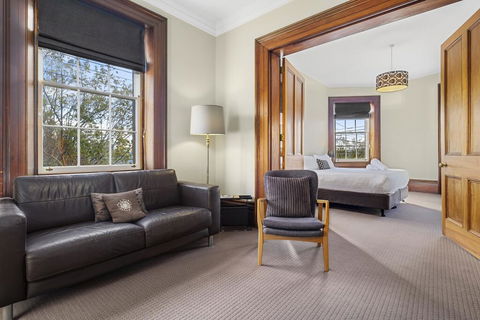 Cromwell Apartment - 3 Red Doors Battery Point - Surfers Gold Coast 1