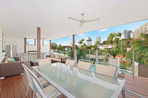 Deluxe On Water - Surfers Gold Coast 2