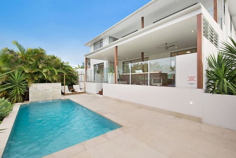 Deluxe On Water - Surfers Gold Coast 0