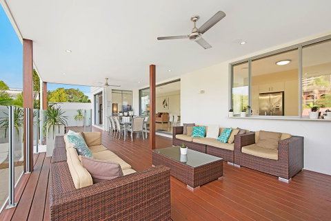 Deluxe On Water - Surfers Gold Coast 1