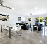 Diamond Beach 3 Bedroom Poolside Apartment - Surfers Gold Coast