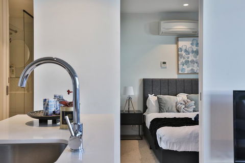 EQ TOWER Melbourne CBD APT - Surfers Gold Coast 1