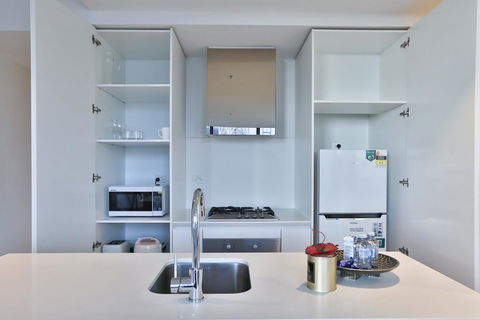 EQ TOWER Melbourne CBD APT - Surfers Gold Coast 2