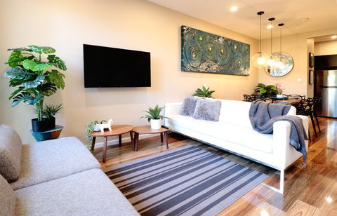EROS City Fringe - Wifi, Wine, Netflix, Pets OK And Park Views! - Surfers Gold Coast 1