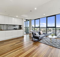 Executive City-centre Apartment with Parking - Surfers Gold Coast