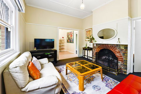 GlenIris Beautiful 6BedderFamily House+2Bath+Pool - Surfers Gold Coast 2