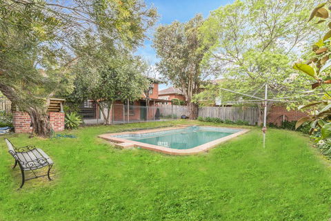 GlenIris Beautiful 6BedderFamily House+2Bath+Pool - Surfers Gold Coast 1