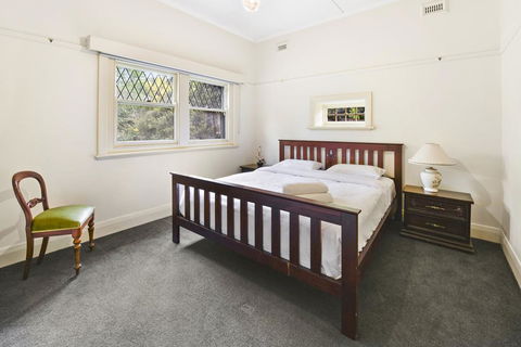 GlenIris Beautiful 6BedderFamily House+2Bath+Pool - Surfers Gold Coast 3