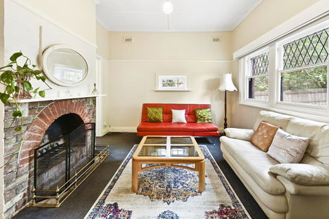 GlenIris Beautiful 6BedderFamily House+2Bath+Pool - Surfers Gold Coast 0