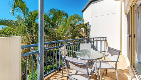 Golden Riviera Absolute Beachfront Resort - Surfers Gold Coast 2