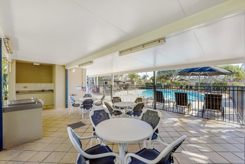 Golden Riviera Absolute Beachfront Resort - Surfers Gold Coast 1