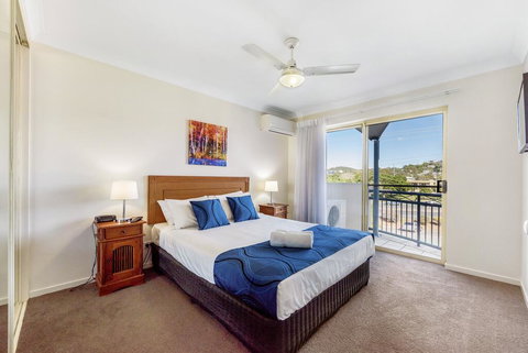 Golden Riviera Absolute Beachfront Resort - Surfers Gold Coast 3