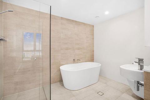Grand Beach Views In 2-Bed Apartment With Balcony - Surfers Gold Coast 2