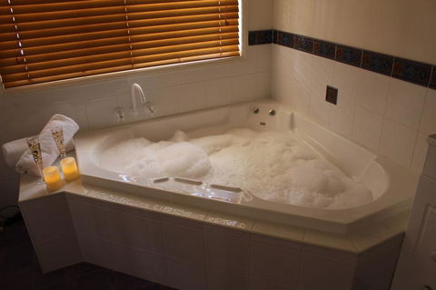 Granite Gardens Cottages & Lake Retreat - Surfers Gold Coast 2