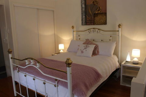 Granite Gardens Cottages & Lake Retreat - Surfers Gold Coast 1