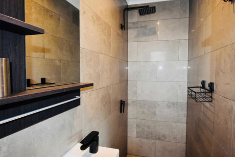 Grey Brick Apartment - Surfers Gold Coast 2