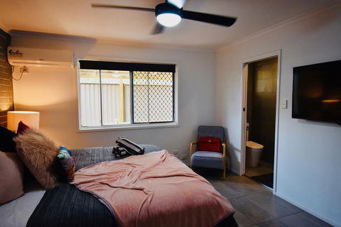 Grey Brick Apartment - Surfers Gold Coast 3
