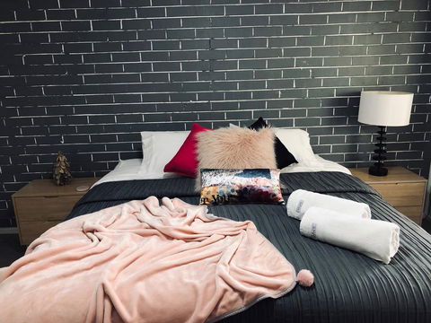 Grey Brick Apartment - Surfers Gold Coast 1