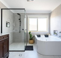 Hamptons Waterfront Getaway - Surfers Gold Coast