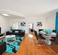 Hidden Gem in Cafe Strip Chadstone  King Bed - Surfers Gold Coast