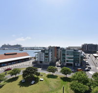 Honeysuckle Haven - harbour facing  walk to restaurants - Surfers Gold Coast