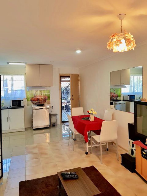 JJJGM PLACE @ ALEX HILLS - Surfers Gold Coast 3