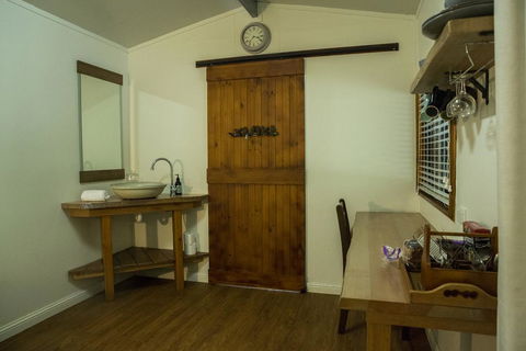 Kingfisher Cabin - Surfers Gold Coast 3