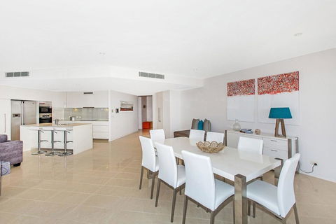 KINGSCLIFF OCEAN FRONT TERRACE 4 - Surfers Gold Coast 3
