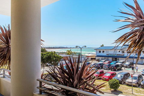 KINGSCLIFF OCEAN FRONT TERRACE 4 - Surfers Gold Coast 1