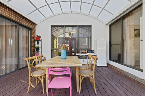 KOZYGURU Belrose Modern Designer 2 Bed + FREE Parking - Surfers Gold Coast 0