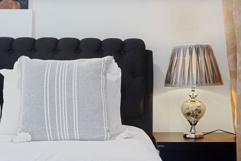 KOZYGURU Belrose Modern Designer 2 Bed + FREE Parking - Surfers Gold Coast 1