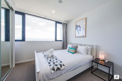 KOZYGURU BROADBEACH AMAZING VIEW 2 BED APT + FREE PARKING WALK TO BEACH QBR004 - Surfers Gold Coast 1