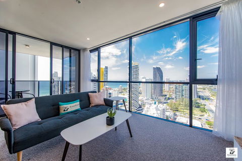 KOZYGURU BROADBEACH AMAZING VIEW 2 BED APT + FREE PARKING WALK TO BEACH QBR004 - Surfers Gold Coast 0