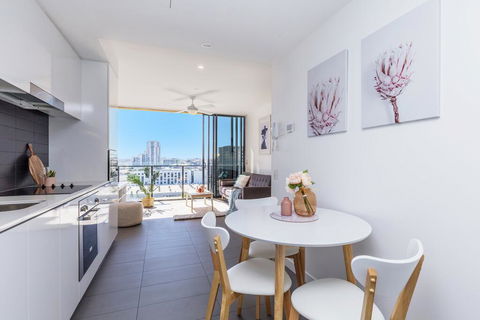 KOZYGURU FORTITUDE VALLEY AMAZING VIEW 2BED APT + FREE PARKING QFV010 - Surfers Gold Coast 2
