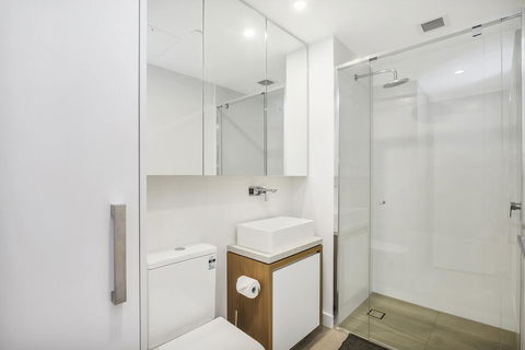 KOZYGURU FORTITUDE VALLEY DESIGNER GRADE 2 BED APT FREE PARKING QFV179-1401 - Surfers Gold Coast 1