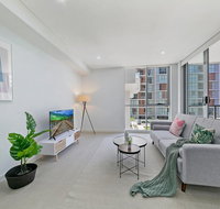 KOZYGURU MASCOT WALK TO STATION MODERN DESIGNER 2 BED APT FREE PARKING NMA260-312 - Surfers Gold Coast