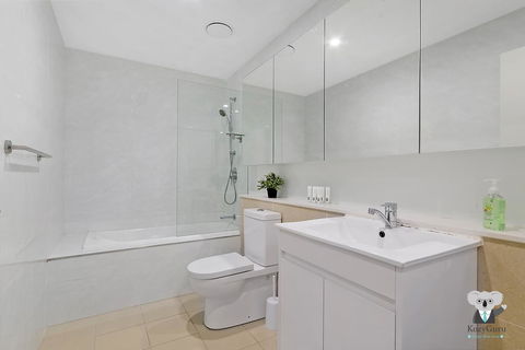 KOZYGURU WOLLI CREEK KOZY 3 BED APT + FREE PARKING NWC009 - Surfers Gold Coast 1