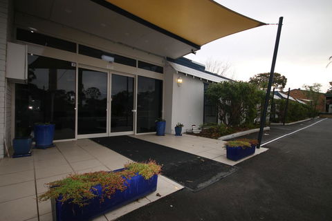 Lake Munmorah Motel - Surfers Gold Coast 0