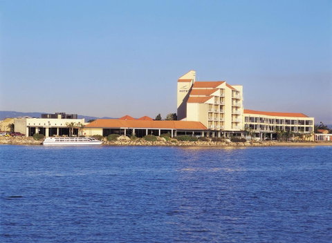 Lakes Hotel - Surfers Gold Coast 0