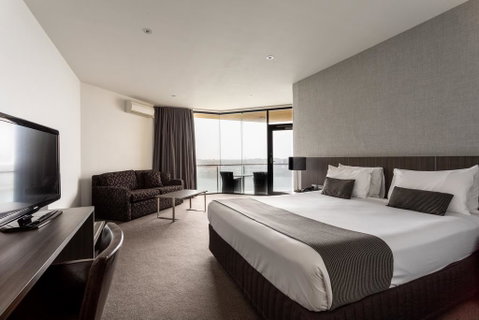 Lakes Hotel - Surfers Gold Coast 1