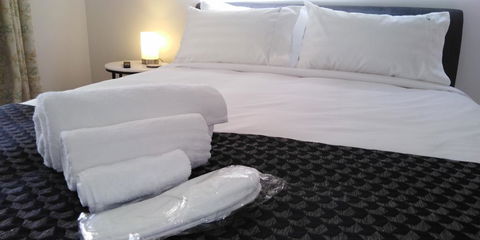 Lakeside Retreat & Business - Surfers Gold Coast 2