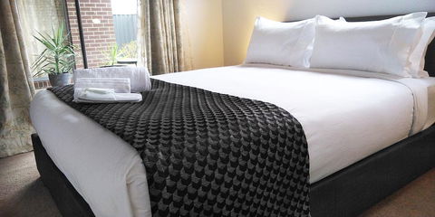Lakeside Retreat & Business - Surfers Gold Coast 3