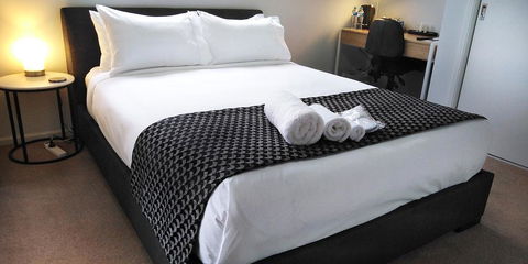 Lakeside Retreat & Business - Surfers Gold Coast 0
